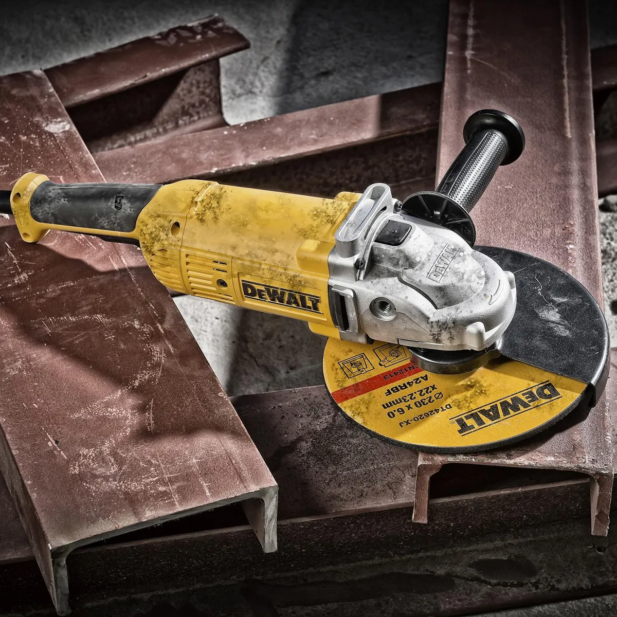 PULIDORA ANGULAR 9" 2.200W - 6.500RPM (DWE490-B3) DEWALT - Vista 4